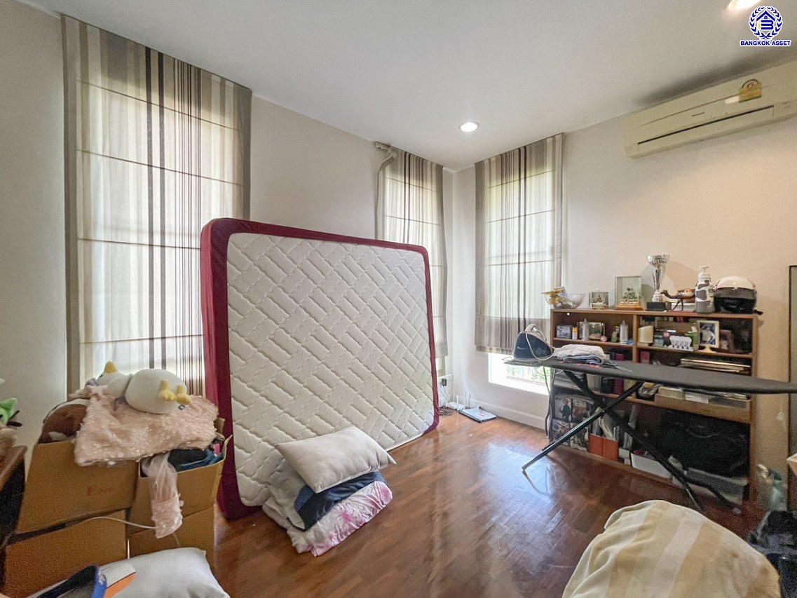 *****บ้านเดี่ยวมือสองกรุงเทพฯ โครงการ รสา สแปนิส คอร์ทยาร์ด ประเสริฐมนูกิจ29 หลังมุม เนื้อที่ 75.10 ตร.ว. พื้นที่ใช้สอย 252 ตร.ม. ฟังก์ชัน 4 ห้องนอน 5 ห้องน้ำ 2 ที่จอดรถ พร้อมเข้าอยู่ บนสุดยอดทำเล! เชื่อมต่อถนนรามอินทรา ถนนประดิษฐ์มนูธรรม ถนนพหลโยธิน ถนนเกษตร-นวมินทร์ ใกล้จุดขึ้นทางด่วน "รามอินทรา-อาจณรงค์" และใกล้ห้างแฟชั่นไอซ์แลนด์