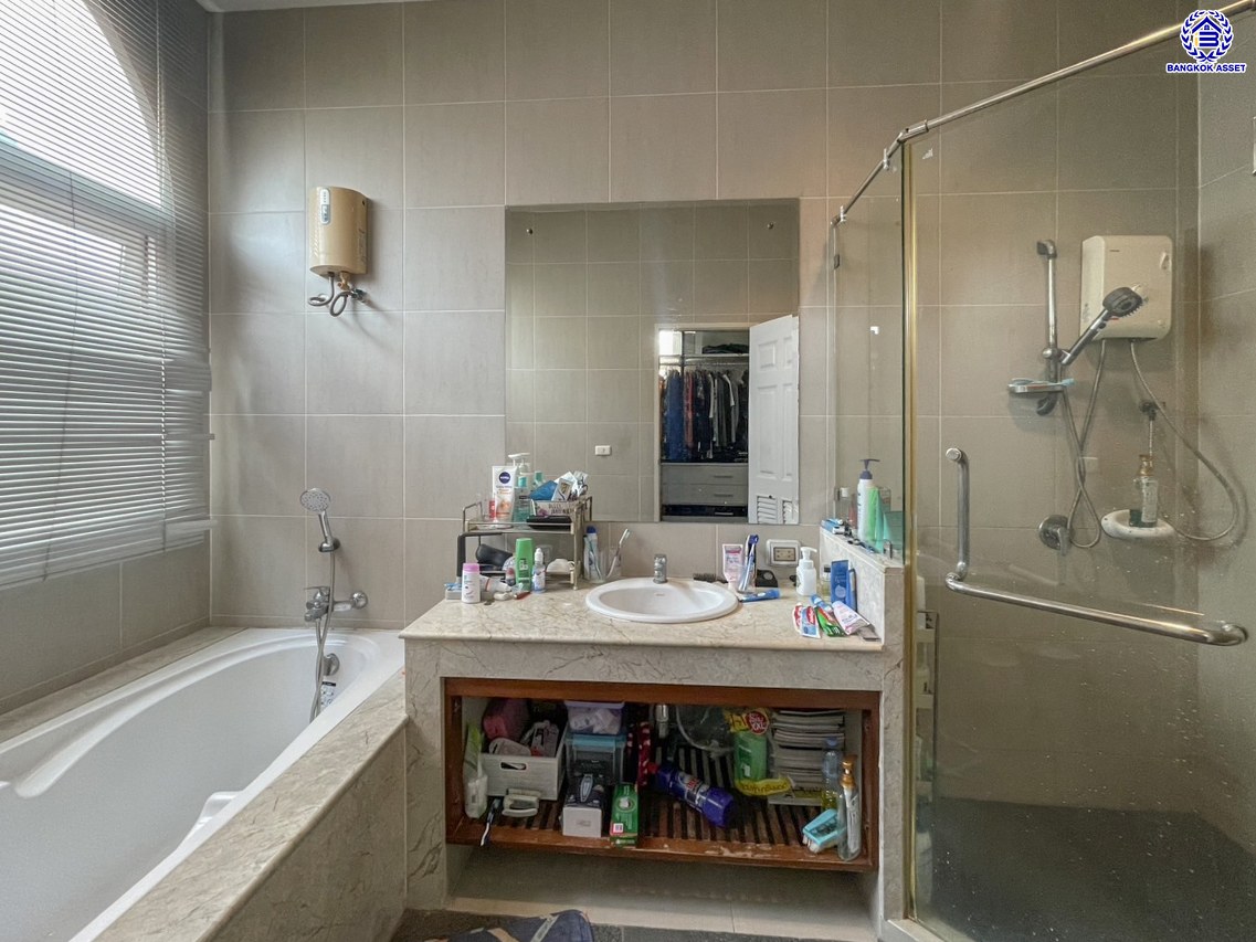 *****บ้านเดี่ยวมือสองกรุงเทพฯ โครงการ รสา สแปนิส คอร์ทยาร์ด ประเสริฐมนูกิจ29 หลังมุม เนื้อที่ 75.10 ตร.ว. พื้นที่ใช้สอย 252 ตร.ม. ฟังก์ชัน 4 ห้องนอน 5 ห้องน้ำ 2 ที่จอดรถ พร้อมเข้าอยู่ บนสุดยอดทำเล! เชื่อมต่อถนนรามอินทรา ถนนประดิษฐ์มนูธรรม ถนนพหลโยธิน ถนนเกษตร-นวมินทร์ ใกล้จุดขึ้นทางด่วน "รามอินทรา-อาจณรงค์" และใกล้ห้างแฟชั่นไอซ์แลนด์