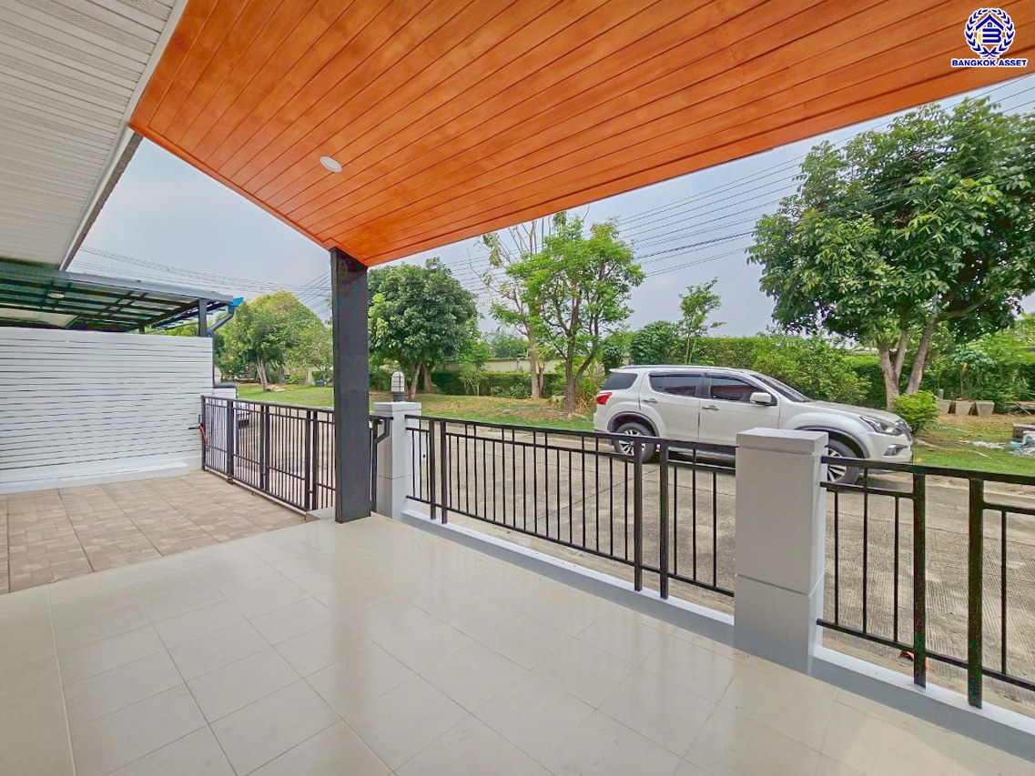 บ้านแฝดมือสองนนทบุรี โครงการ เดอะวิลล่า ท่าอิฐ เนื้อที่ 35.80 ตร.ว. พื้นที่ใช้สอย 135 ตร.ม. ฟังก์ชัน 4 ห้องนอน 2 ห้องน้ำ 2 ที่จอดรถ บนทำเลเดินทางสะดวก เชื่อมต่อถนนชัยพฤกษ์ ถนนรัตนาธิเบศร์ ถนนติวานนท์-ปทุมธานี ใกล้รถไฟฟ้าสายสีม่วง "สถานีบางรักน้อยท่าอิฐ" และจุดขึ้นทางด่วน "ศรีรัช"...