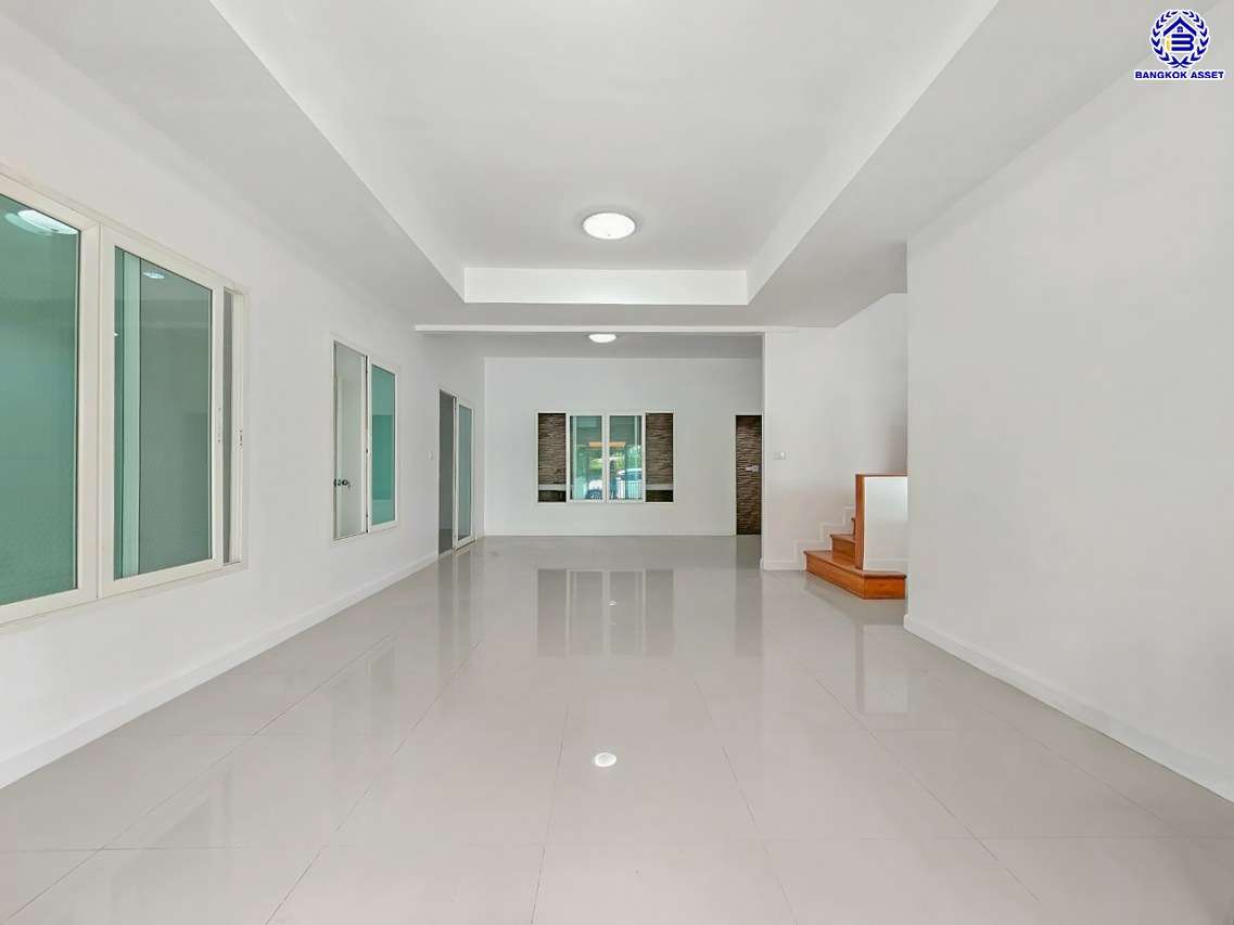 บ้านแฝดมือสองนนทบุรี โครงการ เดอะวิลล่า ท่าอิฐ เนื้อที่ 35.80 ตร.ว. พื้นที่ใช้สอย 135 ตร.ม. ฟังก์ชัน 4 ห้องนอน 2 ห้องน้ำ 2 ที่จอดรถ บนทำเลเดินทางสะดวก เชื่อมต่อถนนชัยพฤกษ์ ถนนรัตนาธิเบศร์ ถนนติวานนท์-ปทุมธานี ใกล้รถไฟฟ้าสายสีม่วง "สถานีบางรักน้อยท่าอิฐ" และจุดขึ้นทางด่วน "ศรีรัช"...