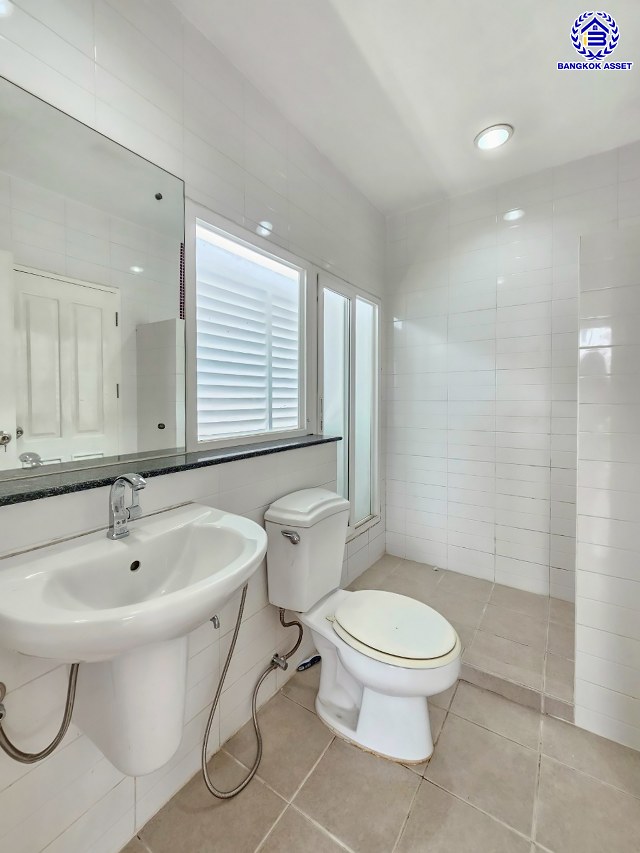 บ้านแฝดมือสองนนทบุรี โครงการ เดอะวิลล่า ท่าอิฐ เนื้อที่ 35.80 ตร.ว. พื้นที่ใช้สอย 135 ตร.ม. ฟังก์ชัน 4 ห้องนอน 2 ห้องน้ำ 2 ที่จอดรถ บนทำเลเดินทางสะดวก เชื่อมต่อถนนชัยพฤกษ์ ถนนรัตนาธิเบศร์ ถนนติวานนท์-ปทุมธานี ใกล้รถไฟฟ้าสายสีม่วง "สถานีบางรักน้อยท่าอิฐ" และจุดขึ้นทางด่วน "ศรีรัช"...