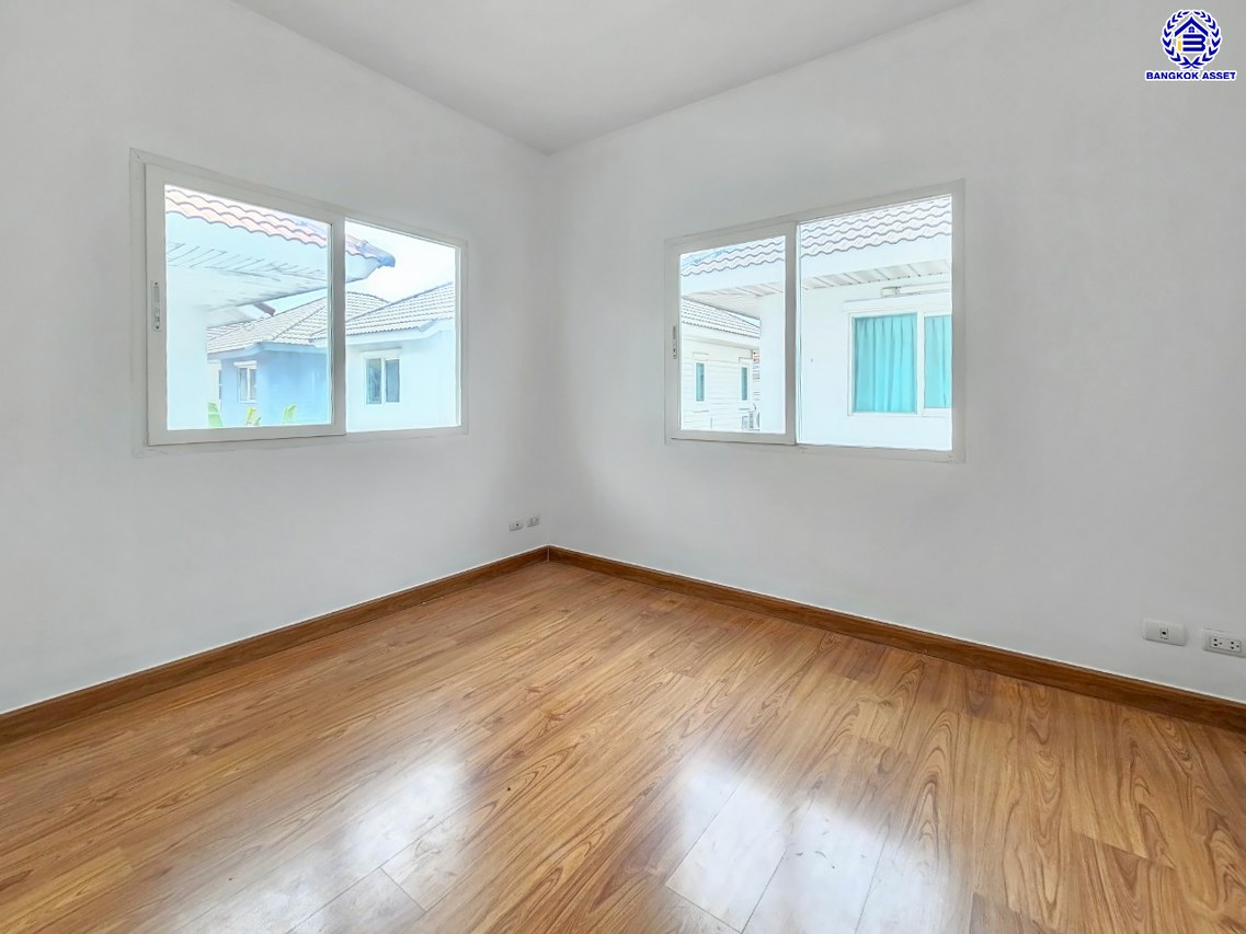 บ้านแฝดมือสองนนทบุรี โครงการ เดอะวิลล่า ท่าอิฐ เนื้อที่ 35.80 ตร.ว. พื้นที่ใช้สอย 135 ตร.ม. ฟังก์ชัน 4 ห้องนอน 2 ห้องน้ำ 2 ที่จอดรถ บนทำเลเดินทางสะดวก เชื่อมต่อถนนชัยพฤกษ์ ถนนรัตนาธิเบศร์ ถนนติวานนท์-ปทุมธานี ใกล้รถไฟฟ้าสายสีม่วง "สถานีบางรักน้อยท่าอิฐ" และจุดขึ้นทางด่วน "ศรีรัช"...