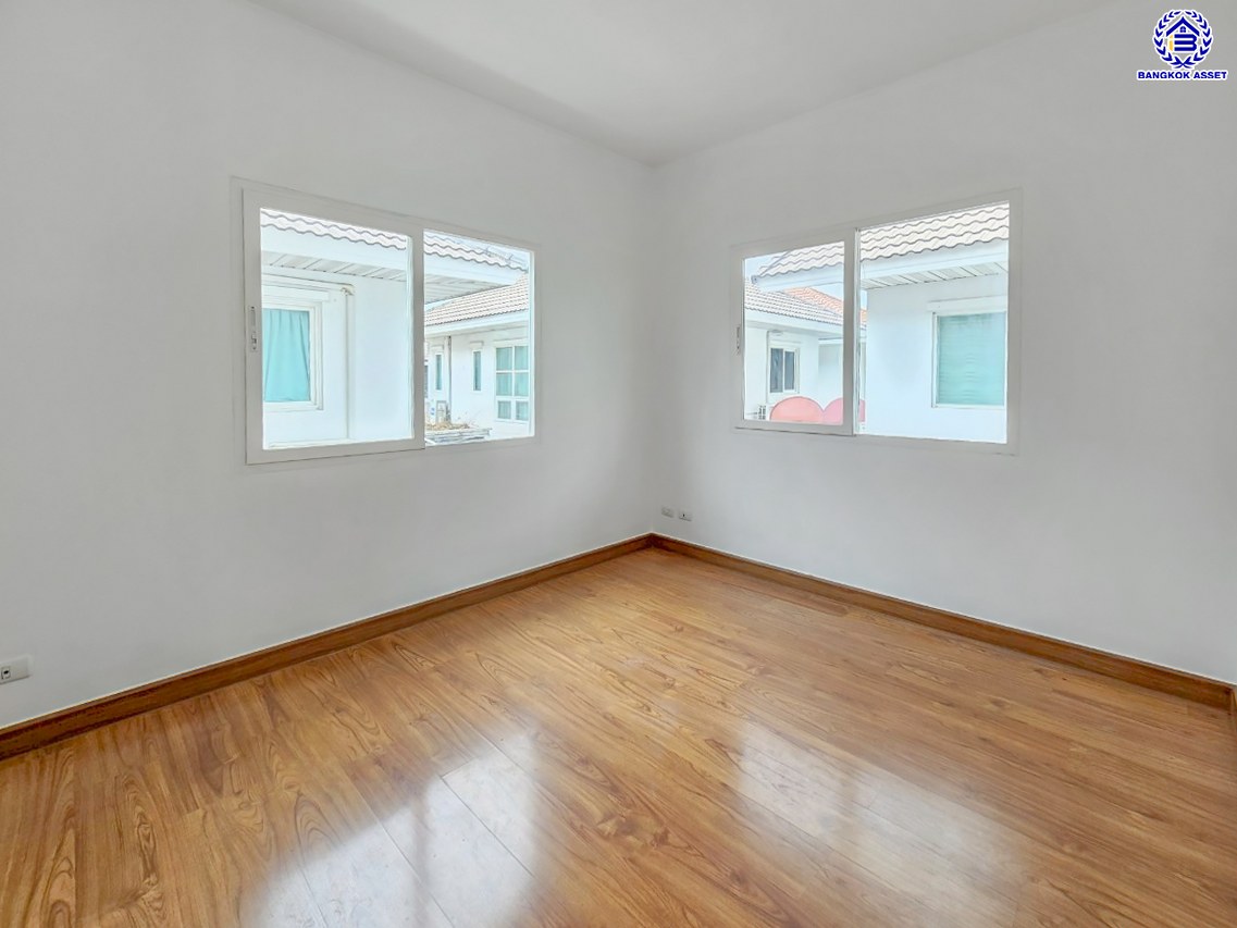 บ้านแฝดมือสองนนทบุรี โครงการ เดอะวิลล่า ท่าอิฐ เนื้อที่ 35.80 ตร.ว. พื้นที่ใช้สอย 135 ตร.ม. ฟังก์ชัน 4 ห้องนอน 2 ห้องน้ำ 2 ที่จอดรถ บนทำเลเดินทางสะดวก เชื่อมต่อถนนชัยพฤกษ์ ถนนรัตนาธิเบศร์ ถนนติวานนท์-ปทุมธานี ใกล้รถไฟฟ้าสายสีม่วง "สถานีบางรักน้อยท่าอิฐ" และจุดขึ้นทางด่วน "ศรีรัช"...