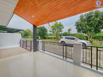 บ้านแฝดมือสองนนทบุรี โครงการ เดอะวิลล่า ท่าอิฐ เนื้อที่ 35.80 ตร.ว. พื้นที่ใช้สอย 135 ตร.ม. ฟังก์ชัน 4 ห้องนอน 2 ห้องน้ำ 2 ที่จอดรถ บนทำเลเดินทางสะดวก เชื่อมต่อถนนชัยพฤกษ์ ถนนรัตนาธิเบศร์ ถนนติวานนท์-ปทุมธานี ใกล้รถไฟฟ้าสายสีม่วง "สถานีบางรักน้อยท่าอิฐ" และจุดขึ้นทางด่วน "ศรีรัช"...