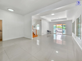 บ้านแฝดมือสองนนทบุรี โครงการ เดอะวิลล่า ท่าอิฐ เนื้อที่ 35.80 ตร.ว. พื้นที่ใช้สอย 135 ตร.ม. ฟังก์ชัน 4 ห้องนอน 2 ห้องน้ำ 2 ที่จอดรถ บนทำเลเดินทางสะดวก เชื่อมต่อถนนชัยพฤกษ์ ถนนรัตนาธิเบศร์ ถนนติวานนท์-ปทุมธานี ใกล้รถไฟฟ้าสายสีม่วง "สถานีบางรักน้อยท่าอิฐ" และจุดขึ้นทางด่วน "ศรีรัช"...