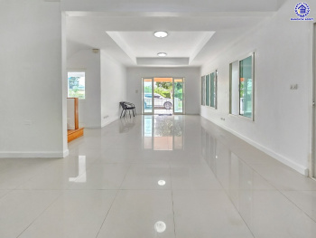 บ้านแฝดมือสองนนทบุรี โครงการ เดอะวิลล่า ท่าอิฐ เนื้อที่ 35.80 ตร.ว. พื้นที่ใช้สอย 135 ตร.ม. ฟังก์ชัน 4 ห้องนอน 2 ห้องน้ำ 2 ที่จอดรถ บนทำเลเดินทางสะดวก เชื่อมต่อถนนชัยพฤกษ์ ถนนรัตนาธิเบศร์ ถนนติวานนท์-ปทุมธานี ใกล้รถไฟฟ้าสายสีม่วง "สถานีบางรักน้อยท่าอิฐ" และจุดขึ้นทางด่วน "ศรีรัช"...