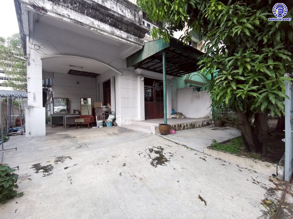 *****บ้านแฝดมือสองกรุงเทพฯ โครงการ ศรีนครินทร์ แกรนด์ แมนชั่น ศรีนครินทร์ 24 เนื้อที่ 44 ตร.ว. พื้นที่ใช้สอย 200 ตร.ม. ฟังก์ชัน 5 ห้องนอน 5 ห้องน้ำ 2 ที่จอดรถ บนทำเลเดินทางสะดวกเชื่อมต่อ ถนนสุขุมวิท77 ถนนพัฒนาการ ใกล้โครงการรถไฟฟ้าสายสีเหลือง "สถานีกลันตัน" และจุดขึ้นทางด่วน "ศรีรัช"