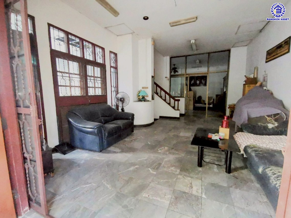 *****บ้านแฝดมือสองกรุงเทพฯ โครงการ ศรีนครินทร์ แกรนด์ แมนชั่น ศรีนครินทร์ 24 เนื้อที่ 44 ตร.ว. พื้นที่ใช้สอย 200 ตร.ม. ฟังก์ชัน 5 ห้องนอน 5 ห้องน้ำ 2 ที่จอดรถ บนทำเลเดินทางสะดวกเชื่อมต่อ ถนนสุขุมวิท77 ถนนพัฒนาการ ใกล้โครงการรถไฟฟ้าสายสีเหลือง "สถานีกลันตัน" และจุดขึ้นทางด่วน "ศรีรัช"