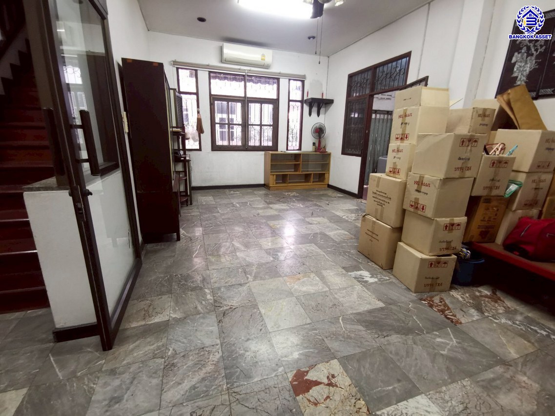 *****บ้านแฝดมือสองกรุงเทพฯ โครงการ ศรีนครินทร์ แกรนด์ แมนชั่น ศรีนครินทร์ 24 เนื้อที่ 44 ตร.ว. พื้นที่ใช้สอย 200 ตร.ม. ฟังก์ชัน 5 ห้องนอน 5 ห้องน้ำ 2 ที่จอดรถ บนทำเลเดินทางสะดวกเชื่อมต่อ ถนนสุขุมวิท77 ถนนพัฒนาการ ใกล้โครงการรถไฟฟ้าสายสีเหลือง "สถานีกลันตัน" และจุดขึ้นทางด่วน "ศรีรัช"