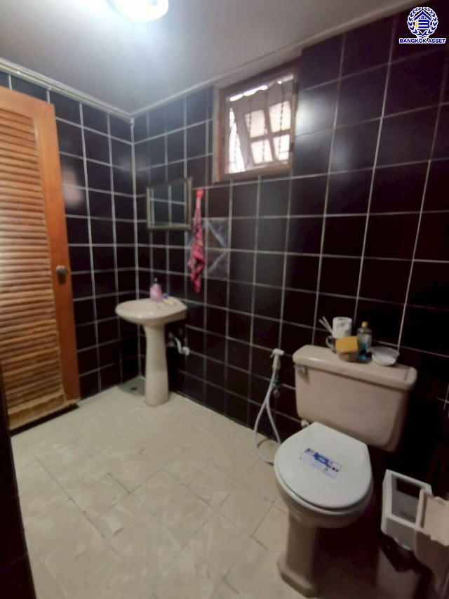 *****บ้านแฝดมือสองกรุงเทพฯ โครงการ ศรีนครินทร์ แกรนด์ แมนชั่น ศรีนครินทร์ 24 เนื้อที่ 44 ตร.ว. พื้นที่ใช้สอย 200 ตร.ม. ฟังก์ชัน 5 ห้องนอน 5 ห้องน้ำ 2 ที่จอดรถ บนทำเลเดินทางสะดวกเชื่อมต่อ ถนนสุขุมวิท77 ถนนพัฒนาการ ใกล้โครงการรถไฟฟ้าสายสีเหลือง "สถานีกลันตัน" และจุดขึ้นทางด่วน "ศรีรัช"