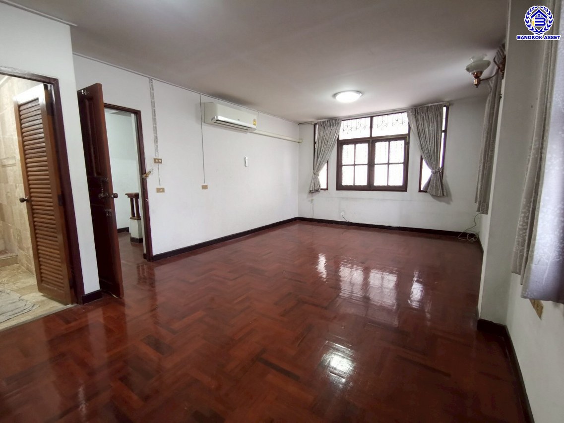 *****บ้านแฝดมือสองกรุงเทพฯ โครงการ ศรีนครินทร์ แกรนด์ แมนชั่น ศรีนครินทร์ 24 เนื้อที่ 44 ตร.ว. พื้นที่ใช้สอย 200 ตร.ม. ฟังก์ชัน 5 ห้องนอน 5 ห้องน้ำ 2 ที่จอดรถ บนทำเลเดินทางสะดวกเชื่อมต่อ ถนนสุขุมวิท77 ถนนพัฒนาการ ใกล้โครงการรถไฟฟ้าสายสีเหลือง "สถานีกลันตัน" และจุดขึ้นทางด่วน "ศรีรัช"