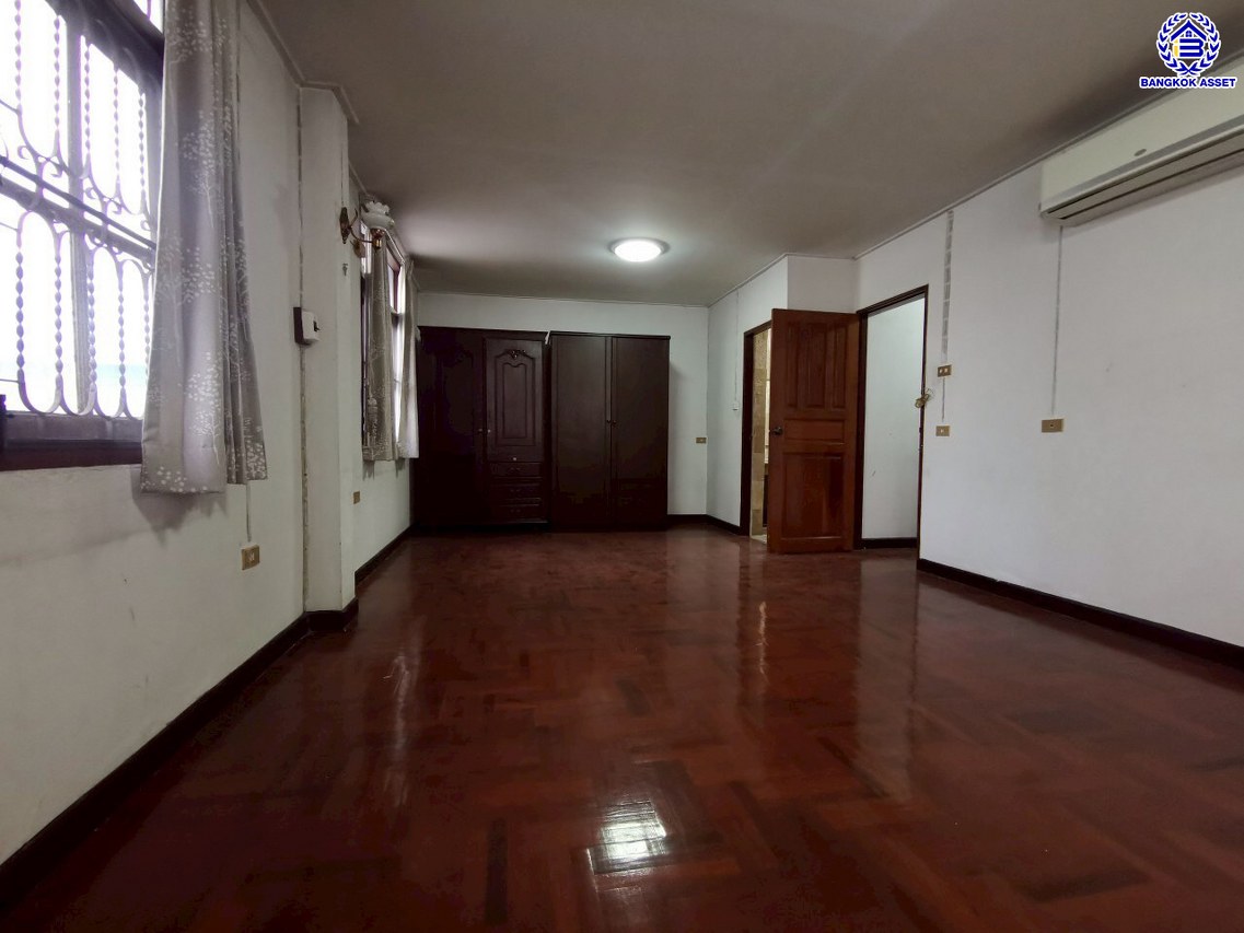 *****บ้านแฝดมือสองกรุงเทพฯ โครงการ ศรีนครินทร์ แกรนด์ แมนชั่น ศรีนครินทร์ 24 เนื้อที่ 44 ตร.ว. พื้นที่ใช้สอย 200 ตร.ม. ฟังก์ชัน 5 ห้องนอน 5 ห้องน้ำ 2 ที่จอดรถ บนทำเลเดินทางสะดวกเชื่อมต่อ ถนนสุขุมวิท77 ถนนพัฒนาการ ใกล้โครงการรถไฟฟ้าสายสีเหลือง "สถานีกลันตัน" และจุดขึ้นทางด่วน "ศรีรัช"