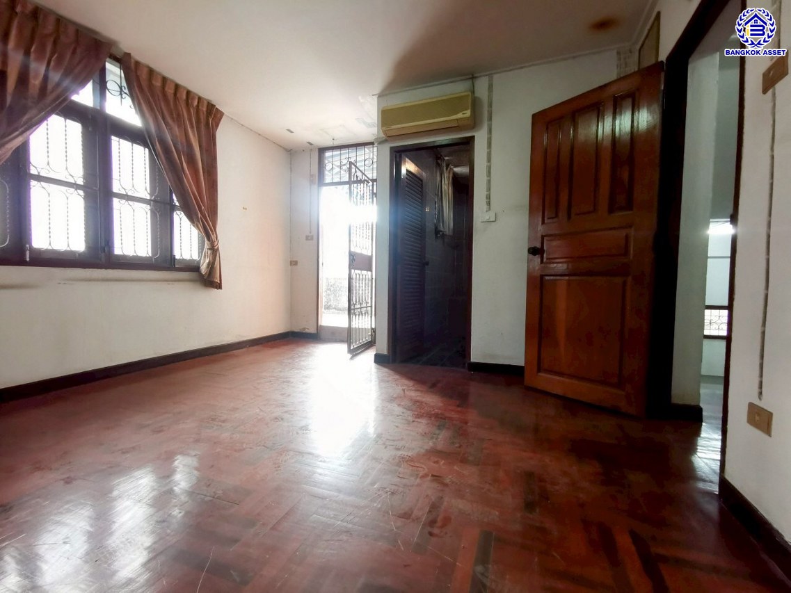 *****บ้านแฝดมือสองกรุงเทพฯ โครงการ ศรีนครินทร์ แกรนด์ แมนชั่น ศรีนครินทร์ 24 เนื้อที่ 44 ตร.ว. พื้นที่ใช้สอย 200 ตร.ม. ฟังก์ชัน 5 ห้องนอน 5 ห้องน้ำ 2 ที่จอดรถ บนทำเลเดินทางสะดวกเชื่อมต่อ ถนนสุขุมวิท77 ถนนพัฒนาการ ใกล้โครงการรถไฟฟ้าสายสีเหลือง "สถานีกลันตัน" และจุดขึ้นทางด่วน "ศรีรัช"