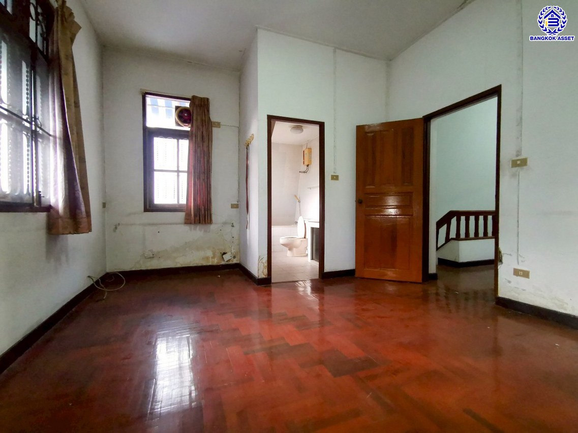 *****บ้านแฝดมือสองกรุงเทพฯ โครงการ ศรีนครินทร์ แกรนด์ แมนชั่น ศรีนครินทร์ 24 เนื้อที่ 44 ตร.ว. พื้นที่ใช้สอย 200 ตร.ม. ฟังก์ชัน 5 ห้องนอน 5 ห้องน้ำ 2 ที่จอดรถ บนทำเลเดินทางสะดวกเชื่อมต่อ ถนนสุขุมวิท77 ถนนพัฒนาการ ใกล้โครงการรถไฟฟ้าสายสีเหลือง "สถานีกลันตัน" และจุดขึ้นทางด่วน "ศรีรัช"