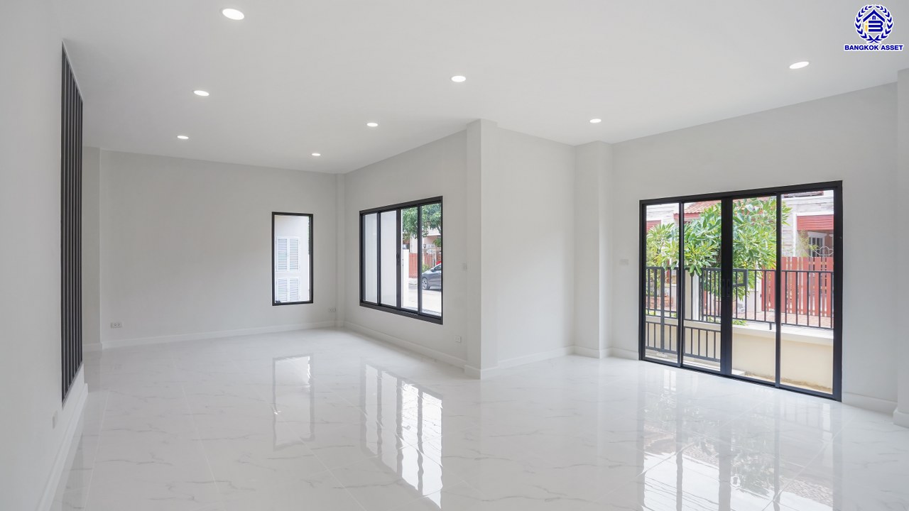 บ้านมือสองตกแต่งใหม่ โครงการ The Nont Project 5 พระราม5 เนื้อที่ 57.4 ตร.ว. พื้นที่ใช้สอย 223.77 ตร.ม. 4 ห้องนอน 3 ห้องน้ำ จอดรถได้ 2 คัน ใกล้รถไฟฟ้าสายสีม่วง "สถานีแยกติวานนท์", ทางด่วน"ศรีรัช" เซ็นทรัลเวสต์เกต และเซ็นทรัลเวสต์วิลล์ ขับรถเพียง 5 นาที ก็ถึงวงเวียนพระราม5 ที่เชื่อมต่ออีกหลายหลายเส้นทางได้อย่างรวดเร็ว