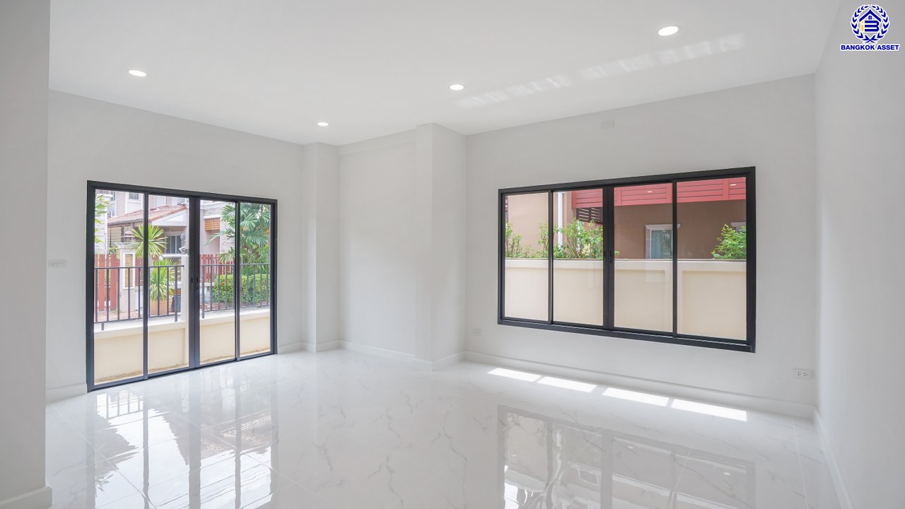 บ้านมือสองตกแต่งใหม่ โครงการ The Nont Project 5 พระราม5 เนื้อที่ 57.4 ตร.ว. พื้นที่ใช้สอย 223.77 ตร.ม. 4 ห้องนอน 3 ห้องน้ำ จอดรถได้ 2 คัน ใกล้รถไฟฟ้าสายสีม่วง "สถานีแยกติวานนท์", ทางด่วน"ศรีรัช" เซ็นทรัลเวสต์เกต และเซ็นทรัลเวสต์วิลล์ ขับรถเพียง 5 นาที ก็ถึงวงเวียนพระราม5 ที่เชื่อมต่ออีกหลายหลายเส้นทางได้อย่างรวดเร็ว