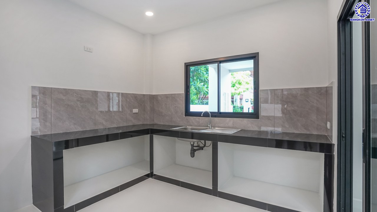 บ้านมือสองตกแต่งใหม่ โครงการ The Nont Project 5 พระราม5 เนื้อที่ 57.4 ตร.ว. พื้นที่ใช้สอย 223.77 ตร.ม. 4 ห้องนอน 3 ห้องน้ำ จอดรถได้ 2 คัน ใกล้รถไฟฟ้าสายสีม่วง "สถานีแยกติวานนท์", ทางด่วน"ศรีรัช" เซ็นทรัลเวสต์เกต และเซ็นทรัลเวสต์วิลล์ ขับรถเพียง 5 นาที ก็ถึงวงเวียนพระราม5 ที่เชื่อมต่ออีกหลายหลายเส้นทางได้อย่างรวดเร็ว