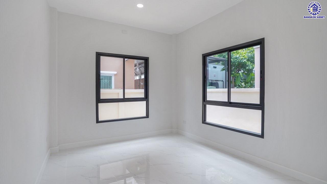 บ้านมือสองตกแต่งใหม่ โครงการ The Nont Project 5 พระราม5 เนื้อที่ 57.4 ตร.ว. พื้นที่ใช้สอย 223.77 ตร.ม. 4 ห้องนอน 3 ห้องน้ำ จอดรถได้ 2 คัน ใกล้รถไฟฟ้าสายสีม่วง "สถานีแยกติวานนท์", ทางด่วน"ศรีรัช" เซ็นทรัลเวสต์เกต และเซ็นทรัลเวสต์วิลล์ ขับรถเพียง 5 นาที ก็ถึงวงเวียนพระราม5 ที่เชื่อมต่ออีกหลายหลายเส้นทางได้อย่างรวดเร็ว