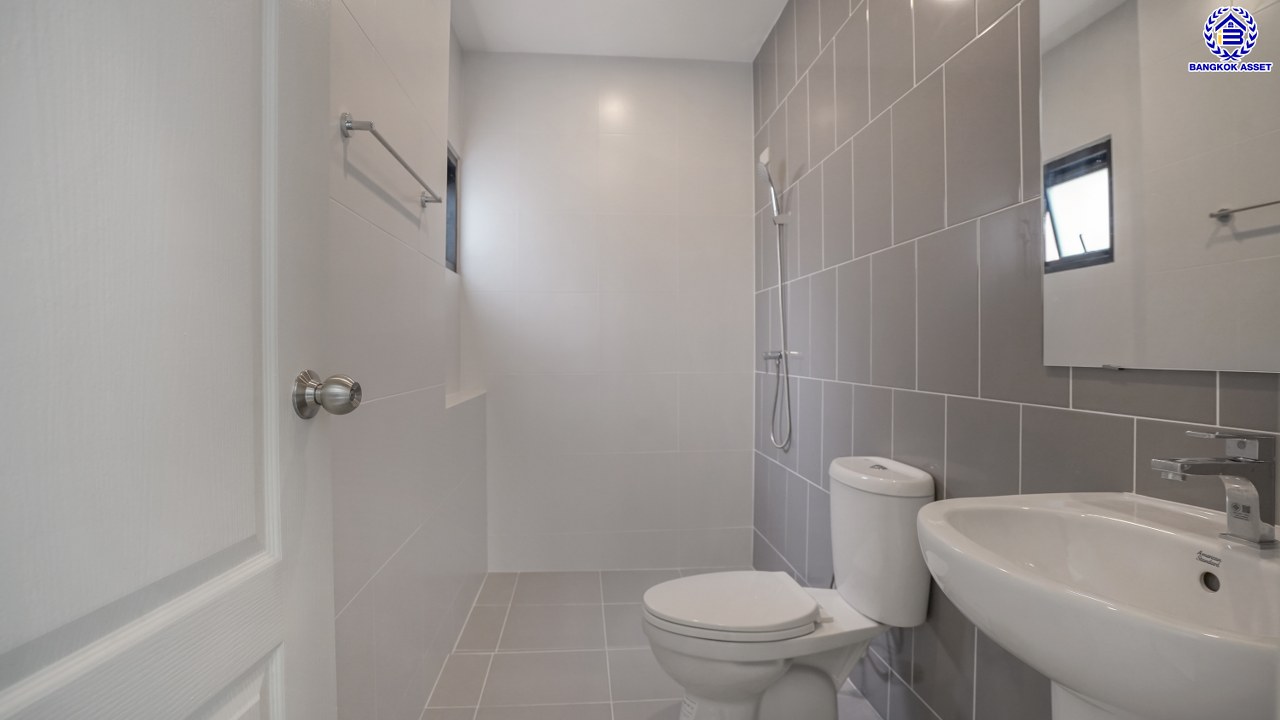 บ้านมือสองตกแต่งใหม่ โครงการ The Nont Project 5 พระราม5 เนื้อที่ 57.4 ตร.ว. พื้นที่ใช้สอย 223.77 ตร.ม. 4 ห้องนอน 3 ห้องน้ำ จอดรถได้ 2 คัน ใกล้รถไฟฟ้าสายสีม่วง "สถานีแยกติวานนท์", ทางด่วน"ศรีรัช" เซ็นทรัลเวสต์เกต และเซ็นทรัลเวสต์วิลล์ ขับรถเพียง 5 นาที ก็ถึงวงเวียนพระราม5 ที่เชื่อมต่ออีกหลายหลายเส้นทางได้อย่างรวดเร็ว