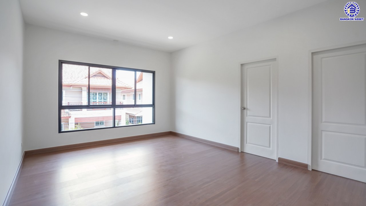 บ้านมือสองตกแต่งใหม่ โครงการ The Nont Project 5 พระราม5 เนื้อที่ 57.4 ตร.ว. พื้นที่ใช้สอย 223.77 ตร.ม. 4 ห้องนอน 3 ห้องน้ำ จอดรถได้ 2 คัน ใกล้รถไฟฟ้าสายสีม่วง "สถานีแยกติวานนท์", ทางด่วน"ศรีรัช" เซ็นทรัลเวสต์เกต และเซ็นทรัลเวสต์วิลล์ ขับรถเพียง 5 นาที ก็ถึงวงเวียนพระราม5 ที่เชื่อมต่ออีกหลายหลายเส้นทางได้อย่างรวดเร็ว