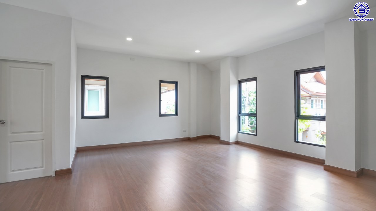 บ้านมือสองตกแต่งใหม่ โครงการ The Nont Project 5 พระราม5 เนื้อที่ 57.4 ตร.ว. พื้นที่ใช้สอย 223.77 ตร.ม. 4 ห้องนอน 3 ห้องน้ำ จอดรถได้ 2 คัน ใกล้รถไฟฟ้าสายสีม่วง "สถานีแยกติวานนท์", ทางด่วน"ศรีรัช" เซ็นทรัลเวสต์เกต และเซ็นทรัลเวสต์วิลล์ ขับรถเพียง 5 นาที ก็ถึงวงเวียนพระราม5 ที่เชื่อมต่ออีกหลายหลายเส้นทางได้อย่างรวดเร็ว