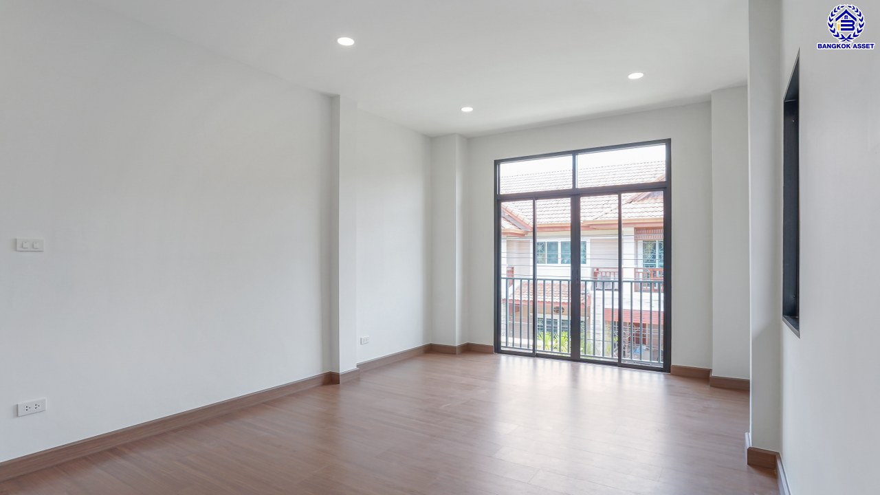 บ้านมือสองตกแต่งใหม่ โครงการ The Nont Project 5 พระราม5 เนื้อที่ 57.4 ตร.ว. พื้นที่ใช้สอย 223.77 ตร.ม. 4 ห้องนอน 3 ห้องน้ำ จอดรถได้ 2 คัน ใกล้รถไฟฟ้าสายสีม่วง "สถานีแยกติวานนท์", ทางด่วน"ศรีรัช" เซ็นทรัลเวสต์เกต และเซ็นทรัลเวสต์วิลล์ ขับรถเพียง 5 นาที ก็ถึงวงเวียนพระราม5 ที่เชื่อมต่ออีกหลายหลายเส้นทางได้อย่างรวดเร็ว