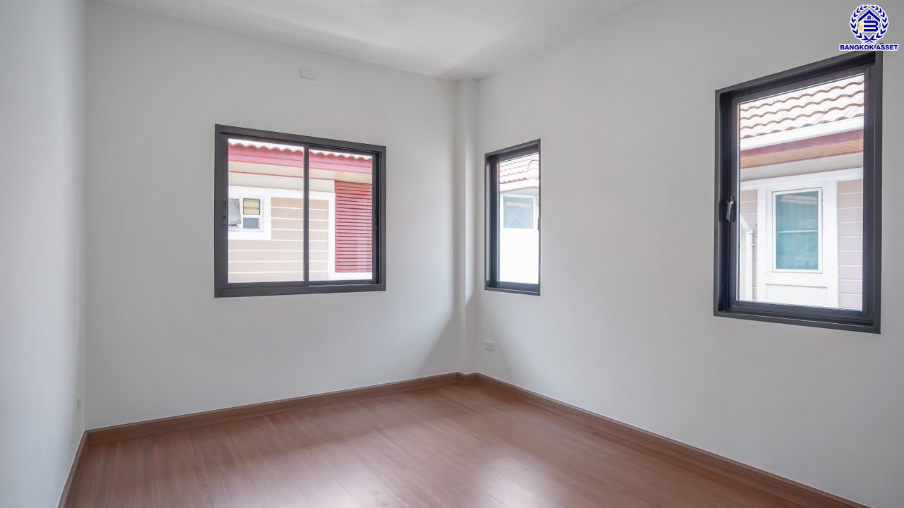 บ้านมือสองตกแต่งใหม่ โครงการ The Nont Project 5 พระราม5 เนื้อที่ 57.4 ตร.ว. พื้นที่ใช้สอย 223.77 ตร.ม. 4 ห้องนอน 3 ห้องน้ำ จอดรถได้ 2 คัน ใกล้รถไฟฟ้าสายสีม่วง "สถานีแยกติวานนท์", ทางด่วน"ศรีรัช" เซ็นทรัลเวสต์เกต และเซ็นทรัลเวสต์วิลล์ ขับรถเพียง 5 นาที ก็ถึงวงเวียนพระราม5 ที่เชื่อมต่ออีกหลายหลายเส้นทางได้อย่างรวดเร็ว