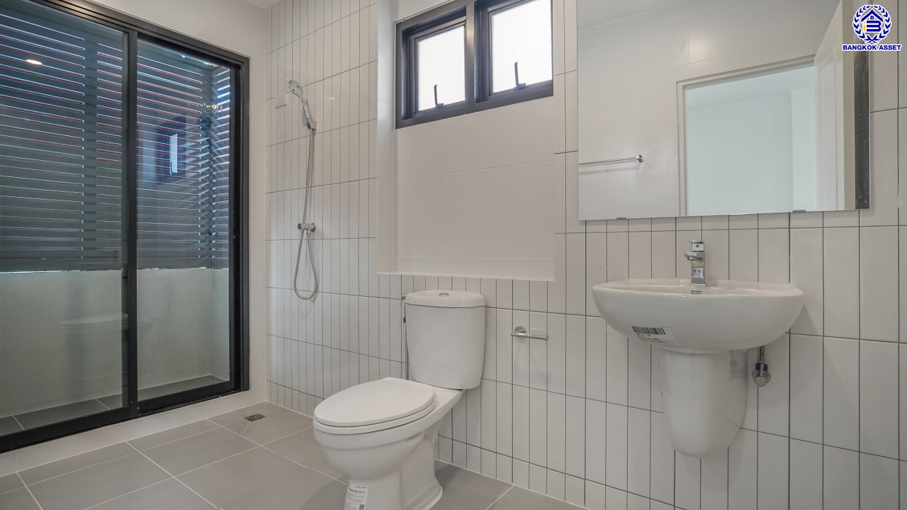 บ้านมือสองตกแต่งใหม่ โครงการ The Nont Project 5 พระราม5 เนื้อที่ 57.4 ตร.ว. พื้นที่ใช้สอย 223.77 ตร.ม. 4 ห้องนอน 3 ห้องน้ำ จอดรถได้ 2 คัน ใกล้รถไฟฟ้าสายสีม่วง "สถานีแยกติวานนท์", ทางด่วน"ศรีรัช" เซ็นทรัลเวสต์เกต และเซ็นทรัลเวสต์วิลล์ ขับรถเพียง 5 นาที ก็ถึงวงเวียนพระราม5 ที่เชื่อมต่ออีกหลายหลายเส้นทางได้อย่างรวดเร็ว