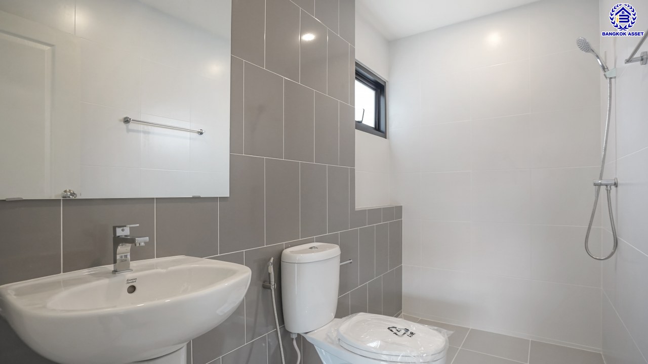 บ้านมือสองตกแต่งใหม่ โครงการ The Nont Project 5 พระราม5 เนื้อที่ 57.4 ตร.ว. พื้นที่ใช้สอย 223.77 ตร.ม. 4 ห้องนอน 3 ห้องน้ำ จอดรถได้ 2 คัน ใกล้รถไฟฟ้าสายสีม่วง "สถานีแยกติวานนท์", ทางด่วน"ศรีรัช" เซ็นทรัลเวสต์เกต และเซ็นทรัลเวสต์วิลล์ ขับรถเพียง 5 นาที ก็ถึงวงเวียนพระราม5 ที่เชื่อมต่ออีกหลายหลายเส้นทางได้อย่างรวดเร็ว