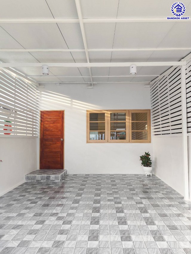 ทาวน์เฮ้าส์มือสองนครปฐม โครงการ วังมณี เพชรเกษม เนื้อที่ 16 ตร.ว. พื้นที่ใช้สอย 90 ตร.ม. ฟังก์ชัน 2 ห้องนอน 1 ห้องน้ำ 1 ที่จอดรถ บนทำเลเดินทางสะดวก เชื่อมต่อ ถนนกาญจนาภิเษก, ถนนรัตนาธิเบศร์ ใกล้รถไฟฟ้าสายสีม่วง "สถานีตลาดบางใหญ่" และจุดขึ้นทางด่วน "ศรีรัช"