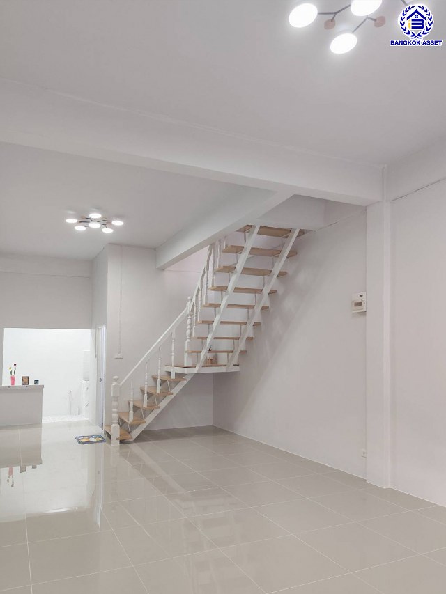 ทาวน์เฮ้าส์มือสองนครปฐม โครงการ วังมณี เพชรเกษม เนื้อที่ 16 ตร.ว. พื้นที่ใช้สอย 90 ตร.ม. ฟังก์ชัน 2 ห้องนอน 1 ห้องน้ำ 1 ที่จอดรถ บนทำเลเดินทางสะดวก เชื่อมต่อ ถนนกาญจนาภิเษก, ถนนรัตนาธิเบศร์ ใกล้รถไฟฟ้าสายสีม่วง "สถานีตลาดบางใหญ่" และจุดขึ้นทางด่วน "ศรีรัช"