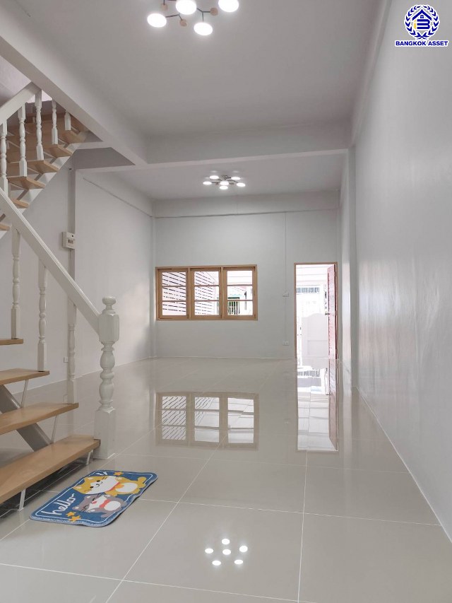 ทาวน์เฮ้าส์มือสองนครปฐม โครงการ วังมณี เพชรเกษม เนื้อที่ 16 ตร.ว. พื้นที่ใช้สอย 90 ตร.ม. ฟังก์ชัน 2 ห้องนอน 1 ห้องน้ำ 1 ที่จอดรถ บนทำเลเดินทางสะดวก เชื่อมต่อ ถนนกาญจนาภิเษก, ถนนรัตนาธิเบศร์ ใกล้รถไฟฟ้าสายสีม่วง "สถานีตลาดบางใหญ่" และจุดขึ้นทางด่วน "ศรีรัช"