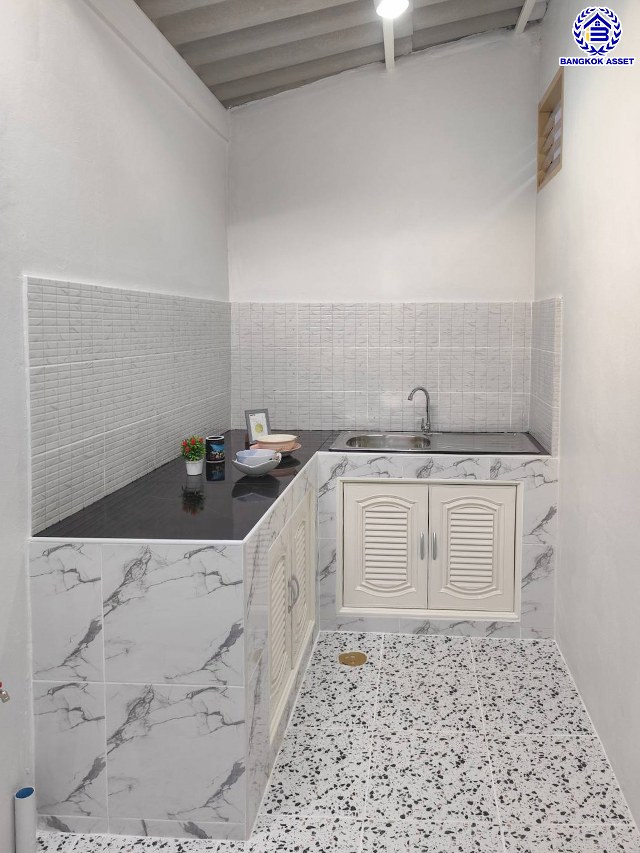 ทาวน์เฮ้าส์มือสองนครปฐม โครงการ วังมณี เพชรเกษม เนื้อที่ 16 ตร.ว. พื้นที่ใช้สอย 90 ตร.ม. ฟังก์ชัน 2 ห้องนอน 1 ห้องน้ำ 1 ที่จอดรถ บนทำเลเดินทางสะดวก เชื่อมต่อ ถนนกาญจนาภิเษก, ถนนรัตนาธิเบศร์ ใกล้รถไฟฟ้าสายสีม่วง "สถานีตลาดบางใหญ่" และจุดขึ้นทางด่วน "ศรีรัช"