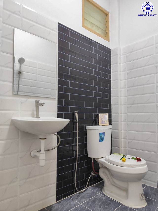 ทาวน์เฮ้าส์มือสองนครปฐม โครงการ วังมณี เพชรเกษม เนื้อที่ 16 ตร.ว. พื้นที่ใช้สอย 90 ตร.ม. ฟังก์ชัน 2 ห้องนอน 1 ห้องน้ำ 1 ที่จอดรถ บนทำเลเดินทางสะดวก เชื่อมต่อ ถนนกาญจนาภิเษก, ถนนรัตนาธิเบศร์ ใกล้รถไฟฟ้าสายสีม่วง "สถานีตลาดบางใหญ่" และจุดขึ้นทางด่วน "ศรีรัช"