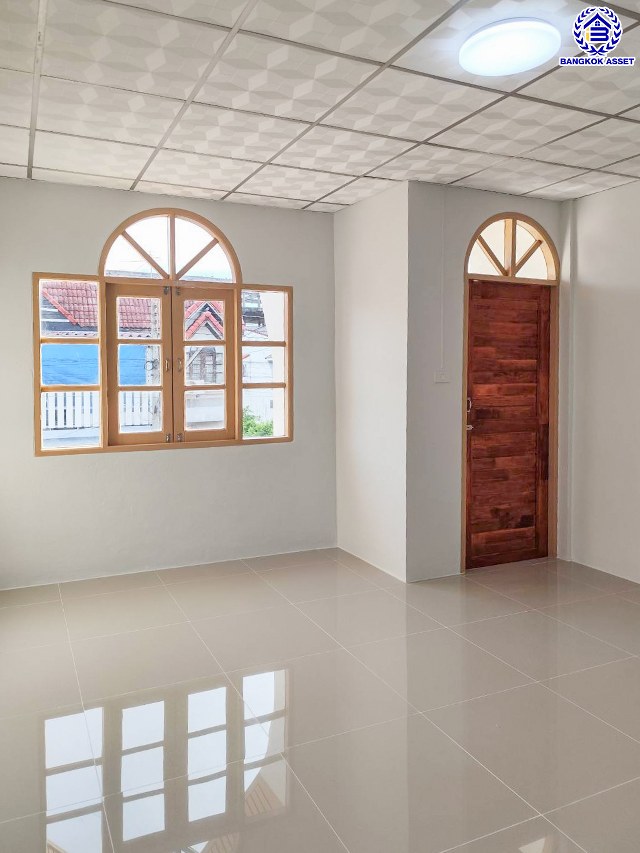 ทาวน์เฮ้าส์มือสองนครปฐม โครงการ วังมณี เพชรเกษม เนื้อที่ 16 ตร.ว. พื้นที่ใช้สอย 90 ตร.ม. ฟังก์ชัน 2 ห้องนอน 1 ห้องน้ำ 1 ที่จอดรถ บนทำเลเดินทางสะดวก เชื่อมต่อ ถนนกาญจนาภิเษก, ถนนรัตนาธิเบศร์ ใกล้รถไฟฟ้าสายสีม่วง "สถานีตลาดบางใหญ่" และจุดขึ้นทางด่วน "ศรีรัช"