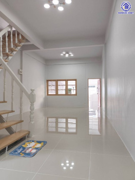 ทาวน์เฮ้าส์มือสองนครปฐม โครงการ วังมณี เพชรเกษม เนื้อที่ 16 ตร.ว. พื้นที่ใช้สอย 90 ตร.ม. ฟังก์ชัน 2 ห้องนอน 1 ห้องน้ำ 1 ที่จอดรถ บนทำเลเดินทางสะดวก เชื่อมต่อ ถนนกาญจนาภิเษก, ถนนรัตนาธิเบศร์ ใกล้รถไฟฟ้าสายสีม่วง "สถานีตลาดบางใหญ่" และจุดขึ้นทางด่วน "ศรีรัช"