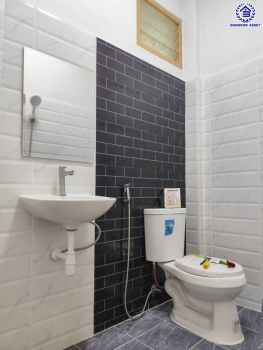 ทาวน์เฮ้าส์มือสองนครปฐม โครงการ วังมณี เพชรเกษม เนื้อที่ 16 ตร.ว. พื้นที่ใช้สอย 90 ตร.ม. ฟังก์ชัน 2 ห้องนอน 1 ห้องน้ำ 1 ที่จอดรถ บนทำเลเดินทางสะดวก เชื่อมต่อ ถนนกาญจนาภิเษก, ถนนรัตนาธิเบศร์ ใกล้รถไฟฟ้าสายสีม่วง "สถานีตลาดบางใหญ่" และจุดขึ้นทางด่วน "ศรีรัช"