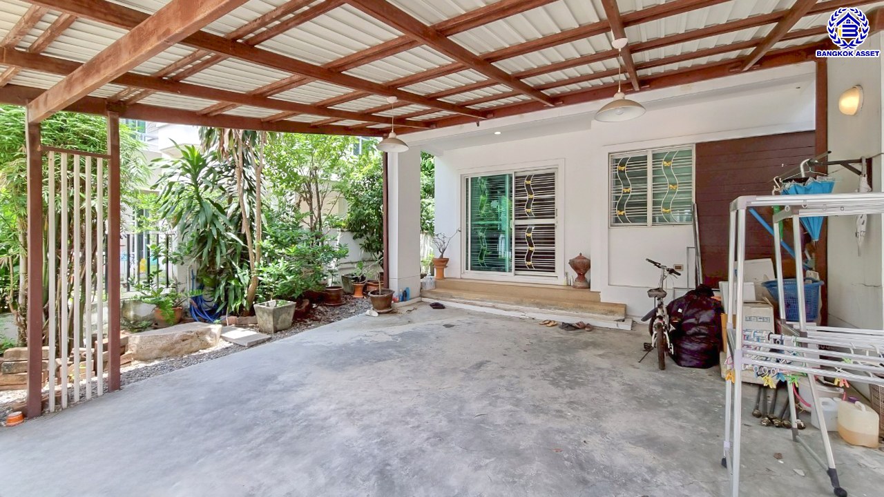 บ้านแฝดมือสองนนทบุรี โครงการ ชวนชื่น พระราม7-สิรินธร เนื้อที่ 37.10 ตร.ว. พื้นที่ใช้สอย 150 ตร.ม. ฟังก์ชัน 3 ห้องนอน 2 ห้องน้ำ จอดรถได้ 1 คัน บนทำเลดีเชื่อมต่อหลายเส้นทาง ใกล้จุดขึ้นทางด่วน "ศรีรัช-วงแหวนรอบนอก" รถไฟฟ้าสายสีแดง "สถานีบางบำหรุ" และรถไฟฟ้าสายสีน้ำเงิน "สถานีบางอ้อ"