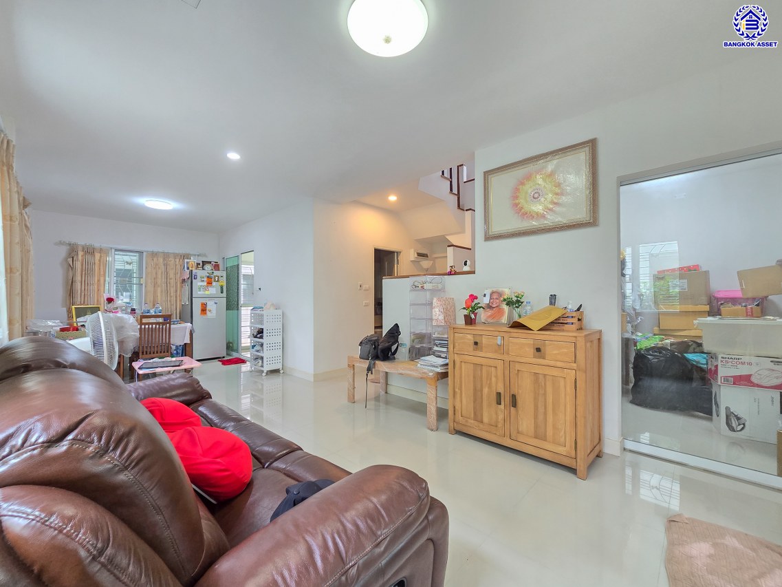 บ้านแฝดมือสองนนทบุรี โครงการ ชวนชื่น พระราม7-สิรินธร เนื้อที่ 37.10 ตร.ว. พื้นที่ใช้สอย 150 ตร.ม. ฟังก์ชัน 3 ห้องนอน 2 ห้องน้ำ จอดรถได้ 1 คัน บนทำเลดีเชื่อมต่อหลายเส้นทาง ใกล้จุดขึ้นทางด่วน "ศรีรัช-วงแหวนรอบนอก" รถไฟฟ้าสายสีแดง "สถานีบางบำหรุ" และรถไฟฟ้าสายสีน้ำเงิน "สถานีบางอ้อ"