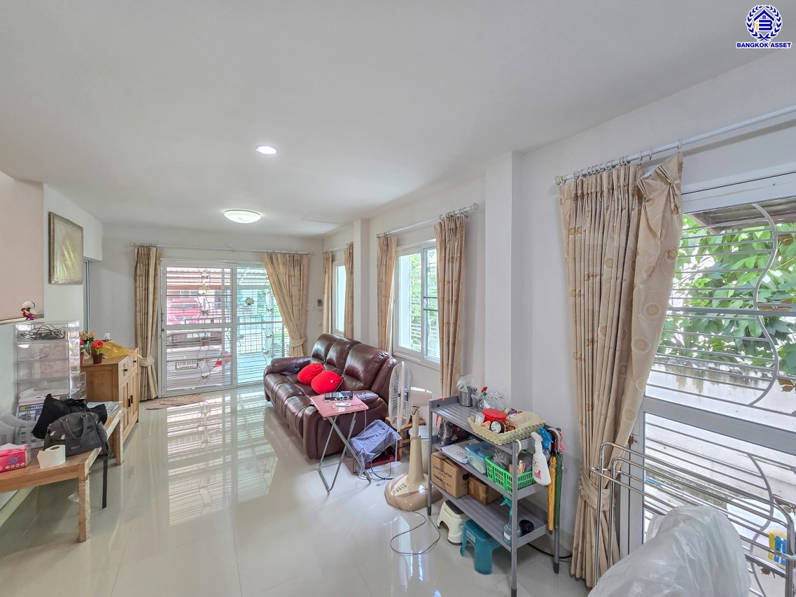 บ้านแฝดมือสองนนทบุรี โครงการ ชวนชื่น พระราม7-สิรินธร เนื้อที่ 37.10 ตร.ว. พื้นที่ใช้สอย 150 ตร.ม. ฟังก์ชัน 3 ห้องนอน 2 ห้องน้ำ จอดรถได้ 1 คัน บนทำเลดีเชื่อมต่อหลายเส้นทาง ใกล้จุดขึ้นทางด่วน "ศรีรัช-วงแหวนรอบนอก" รถไฟฟ้าสายสีแดง "สถานีบางบำหรุ" และรถไฟฟ้าสายสีน้ำเงิน "สถานีบางอ้อ"