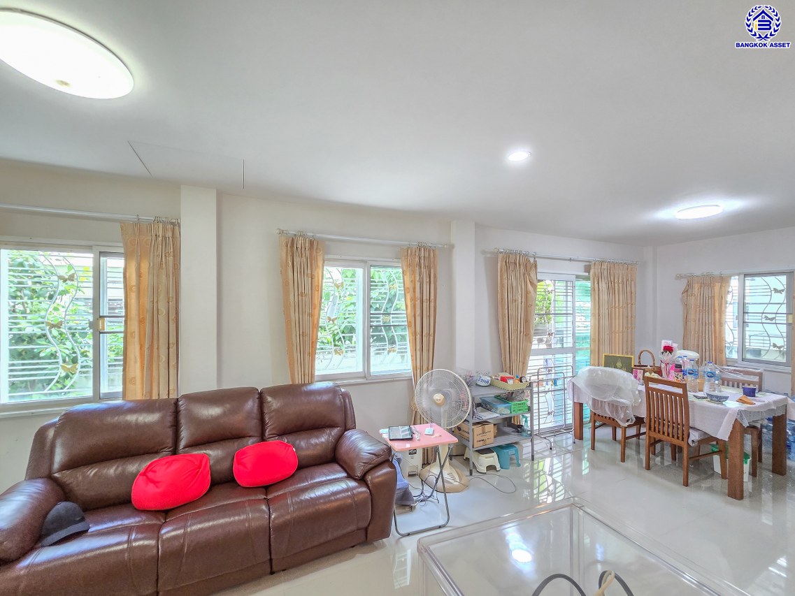 บ้านแฝดมือสองนนทบุรี โครงการ ชวนชื่น พระราม7-สิรินธร เนื้อที่ 37.10 ตร.ว. พื้นที่ใช้สอย 150 ตร.ม. ฟังก์ชัน 3 ห้องนอน 2 ห้องน้ำ จอดรถได้ 1 คัน บนทำเลดีเชื่อมต่อหลายเส้นทาง ใกล้จุดขึ้นทางด่วน "ศรีรัช-วงแหวนรอบนอก" รถไฟฟ้าสายสีแดง "สถานีบางบำหรุ" และรถไฟฟ้าสายสีน้ำเงิน "สถานีบางอ้อ"