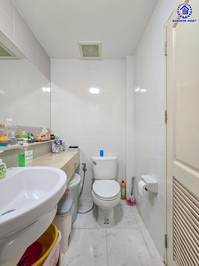 บ้านแฝดมือสองนนทบุรี โครงการ ชวนชื่น พระราม7-สิรินธร เนื้อที่ 37.10 ตร.ว. พื้นที่ใช้สอย 150 ตร.ม. ฟังก์ชัน 3 ห้องนอน 2 ห้องน้ำ จอดรถได้ 1 คัน บนทำเลดีเชื่อมต่อหลายเส้นทาง ใกล้จุดขึ้นทางด่วน "ศรีรัช-วงแหวนรอบนอก" รถไฟฟ้าสายสีแดง "สถานีบางบำหรุ" และรถไฟฟ้าสายสีน้ำเงิน "สถานีบางอ้อ"