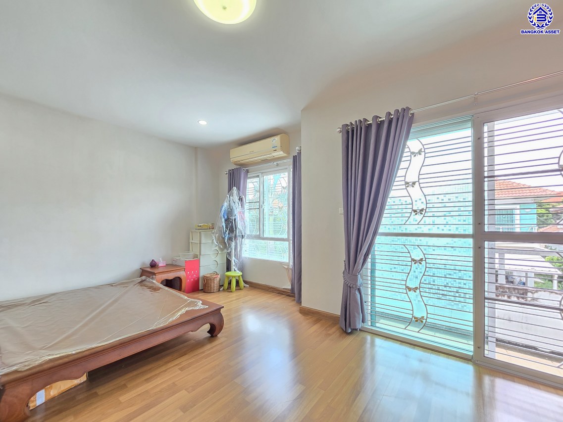 บ้านแฝดมือสองนนทบุรี โครงการ ชวนชื่น พระราม7-สิรินธร เนื้อที่ 37.10 ตร.ว. พื้นที่ใช้สอย 150 ตร.ม. ฟังก์ชัน 3 ห้องนอน 2 ห้องน้ำ จอดรถได้ 1 คัน บนทำเลดีเชื่อมต่อหลายเส้นทาง ใกล้จุดขึ้นทางด่วน "ศรีรัช-วงแหวนรอบนอก" รถไฟฟ้าสายสีแดง "สถานีบางบำหรุ" และรถไฟฟ้าสายสีน้ำเงิน "สถานีบางอ้อ"