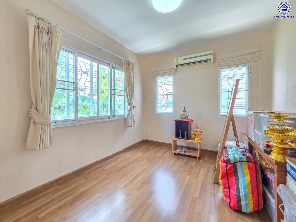 บ้านแฝดมือสองนนทบุรี โครงการ ชวนชื่น พระราม7-สิรินธร เนื้อที่ 37.10 ตร.ว. พื้นที่ใช้สอย 150 ตร.ม. ฟังก์ชัน 3 ห้องนอน 2 ห้องน้ำ จอดรถได้ 1 คัน บนทำเลดีเชื่อมต่อหลายเส้นทาง ใกล้จุดขึ้นทางด่วน "ศรีรัช-วงแหวนรอบนอก" รถไฟฟ้าสายสีแดง "สถานีบางบำหรุ" และรถไฟฟ้าสายสีน้ำเงิน "สถานีบางอ้อ"