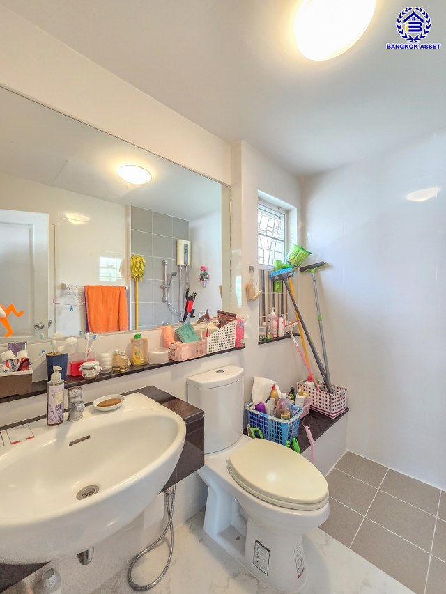 บ้านแฝดมือสองนนทบุรี โครงการ ชวนชื่น พระราม7-สิรินธร เนื้อที่ 37.10 ตร.ว. พื้นที่ใช้สอย 150 ตร.ม. ฟังก์ชัน 3 ห้องนอน 2 ห้องน้ำ จอดรถได้ 1 คัน บนทำเลดีเชื่อมต่อหลายเส้นทาง ใกล้จุดขึ้นทางด่วน "ศรีรัช-วงแหวนรอบนอก" รถไฟฟ้าสายสีแดง "สถานีบางบำหรุ" และรถไฟฟ้าสายสีน้ำเงิน "สถานีบางอ้อ"