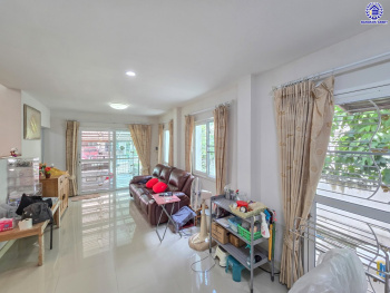 บ้านแฝดมือสองนนทบุรี โครงการ ชวนชื่น พระราม7-สิรินธร เนื้อที่ 37.10 ตร.ว. พื้นที่ใช้สอย 150 ตร.ม. ฟังก์ชัน 3 ห้องนอน 2 ห้องน้ำ จอดรถได้ 1 คัน บนทำเลดีเชื่อมต่อหลายเส้นทาง ใกล้จุดขึ้นทางด่วน "ศรีรัช-วงแหวนรอบนอก" รถไฟฟ้าสายสีแดง "สถานีบางบำหรุ" และรถไฟฟ้าสายสีน้ำเงิน "สถานีบางอ้อ"