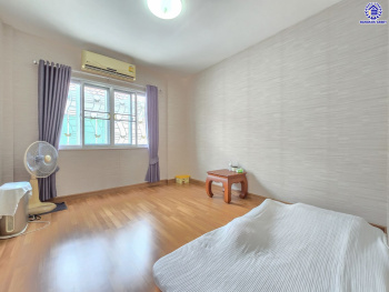 บ้านแฝดมือสองนนทบุรี โครงการ ชวนชื่น พระราม7-สิรินธร เนื้อที่ 37.10 ตร.ว. พื้นที่ใช้สอย 150 ตร.ม. ฟังก์ชัน 3 ห้องนอน 2 ห้องน้ำ จอดรถได้ 1 คัน บนทำเลดีเชื่อมต่อหลายเส้นทาง ใกล้จุดขึ้นทางด่วน "ศรีรัช-วงแหวนรอบนอก" รถไฟฟ้าสายสีแดง "สถานีบางบำหรุ" และรถไฟฟ้าสายสีน้ำเงิน "สถานีบางอ้อ"