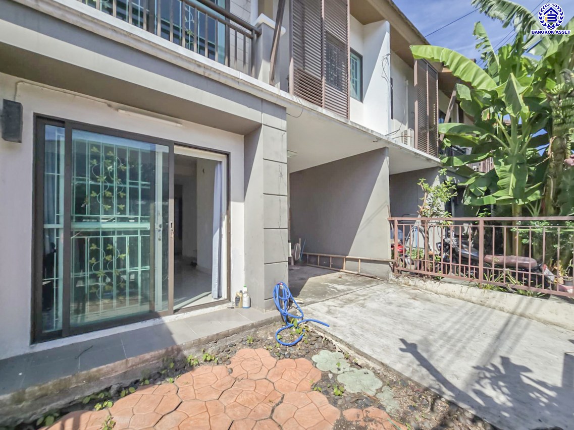 *****ทาวน์เฮ้าส์มือสองกรุงเทพมหานคร โครงการ พฤกษาวิลล์42 เทอดไท เนื้อที่กว้าง 19.80 ตร.ว. พื้นที่ใช้สอย 100 ตร.ม. ฟังก์ชัน 3 ห้องนอน 2 ห้องน้ำ 1 ที่จอดรถ บนทำเลเดินทางสะดวก เชื่อมต่อ ถนนกัลปพฤกษ์, ถนนราชพฤกษ์, ถนนเพชรเกษม ใกล้รถไฟฟ้าสายน้ำเงิน สถานีหลักสอง และ จุดขึ้นทางด่วน ใกล้จุดขึ้นทางด่วน วงแหวนกาญจนาภิเษก