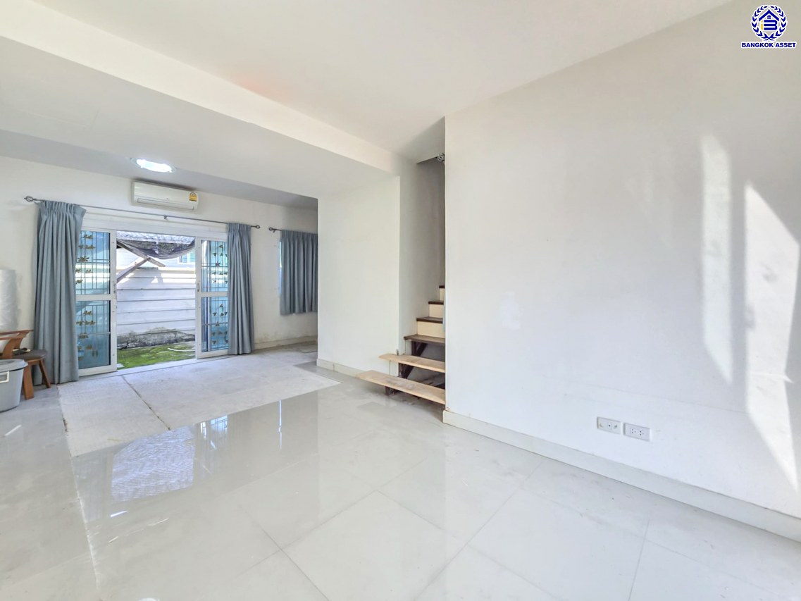 *****ทาวน์เฮ้าส์มือสองกรุงเทพมหานคร โครงการ พฤกษาวิลล์42 เทอดไท เนื้อที่กว้าง 19.80 ตร.ว. พื้นที่ใช้สอย 100 ตร.ม. ฟังก์ชัน 3 ห้องนอน 2 ห้องน้ำ 1 ที่จอดรถ บนทำเลเดินทางสะดวก เชื่อมต่อ ถนนกัลปพฤกษ์, ถนนราชพฤกษ์, ถนนเพชรเกษม ใกล้รถไฟฟ้าสายน้ำเงิน สถานีหลักสอง และ จุดขึ้นทางด่วน ใกล้จุดขึ้นทางด่วน วงแหวนกาญจนาภิเษก