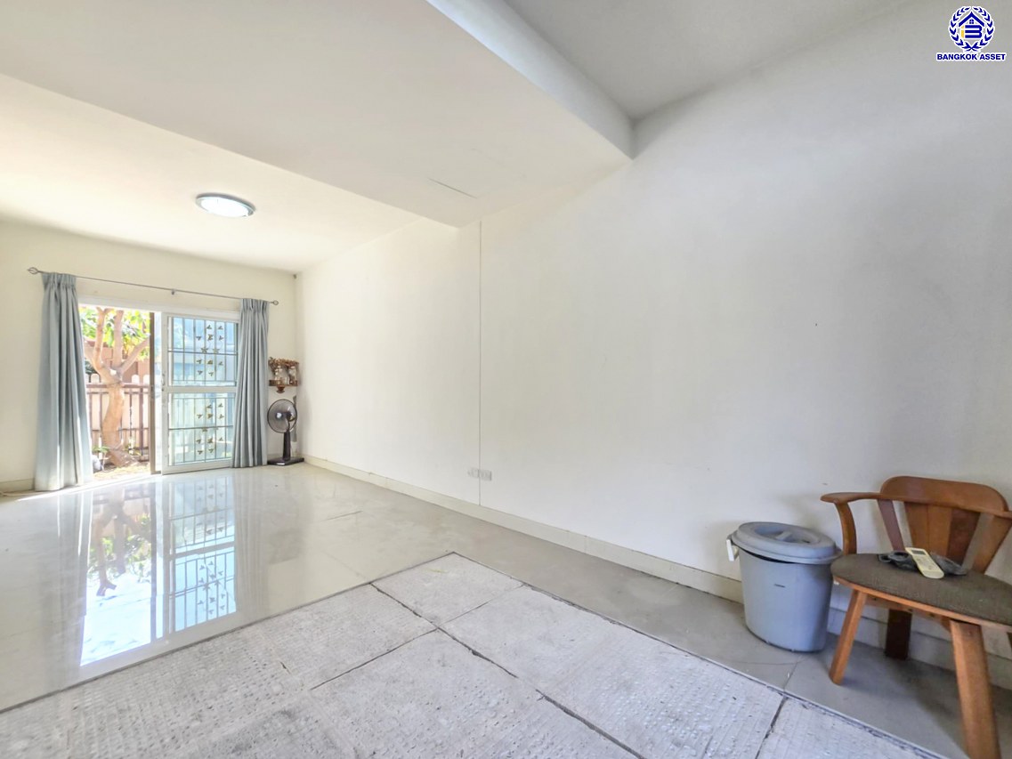 *****ทาวน์เฮ้าส์มือสองกรุงเทพมหานคร โครงการ พฤกษาวิลล์42 เทอดไท เนื้อที่กว้าง 19.80 ตร.ว. พื้นที่ใช้สอย 100 ตร.ม. ฟังก์ชัน 3 ห้องนอน 2 ห้องน้ำ 1 ที่จอดรถ บนทำเลเดินทางสะดวก เชื่อมต่อ ถนนกัลปพฤกษ์, ถนนราชพฤกษ์, ถนนเพชรเกษม ใกล้รถไฟฟ้าสายน้ำเงิน สถานีหลักสอง และ จุดขึ้นทางด่วน ใกล้จุดขึ้นทางด่วน วงแหวนกาญจนาภิเษก